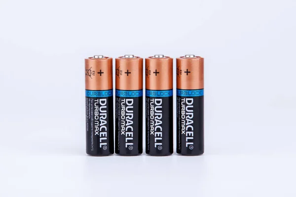 Riga, Letland - 18 April 2017: Batterijen van Duracell, Duracell is een Amerikaans merk — Stockfoto