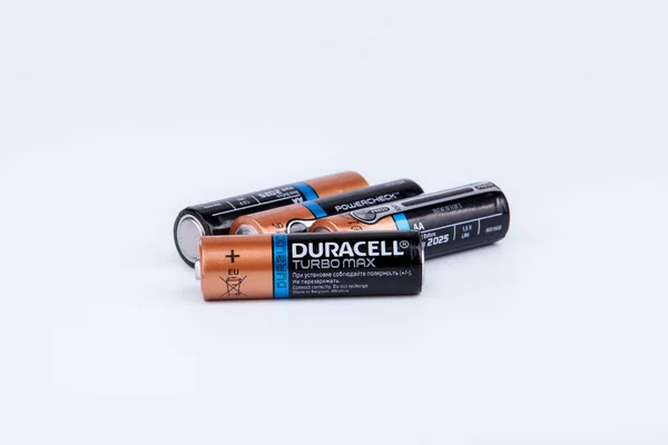 Riga, Letland - 18 April 2017: Batterijen van Duracell, Duracell is een Amerikaans merk — Stockfoto