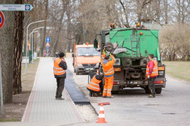 Carnikava, Letonya - 28 Nisan 2017: İşçiler bir yol inşaat, sanayi ve ekip çalışması