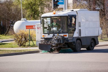 Riga, Letonya - 5 Mayıs 2017: sokak süpürme Sweeper araç