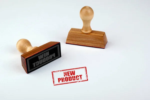 Nuovo prodotto. Stamper in gomma con manico in legno isolato su sfondo bianco — Foto Stock