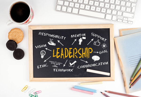 Концепция лидерства. Доска на белом столе офиса
