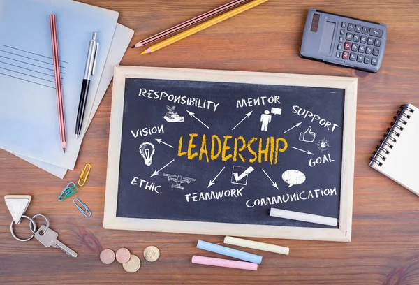 Ledarskap-konceptet. Svarta tavlan på trä skrivbord — Stockfoto