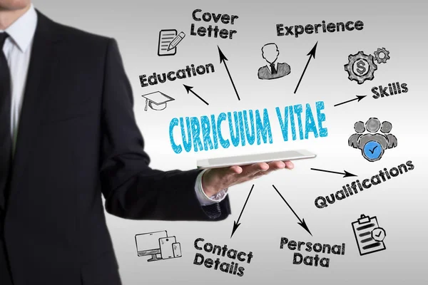 Concepto Curriculum Vitae. Hombre sosteniendo una tableta —  Fotos de Stock