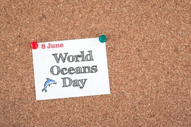 8 Haziran Dünya okyanus günü. Mantar pano üzerinde yapışkan not