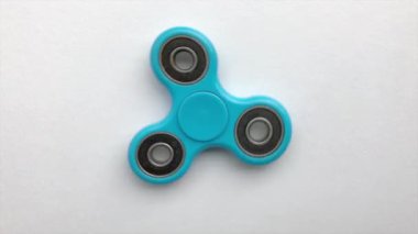 oyuncak topluca spiner beyaz bir arka plan üzerinde