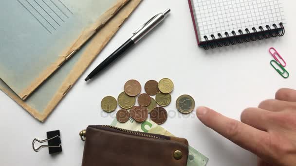 Dinheiro com dinheiro em uma mesa de escritório branca — Vídeo de Stock