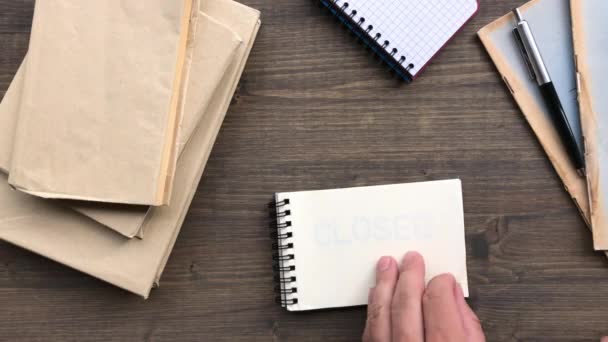 Panneau fermé. Bureau en bois foncé — Video