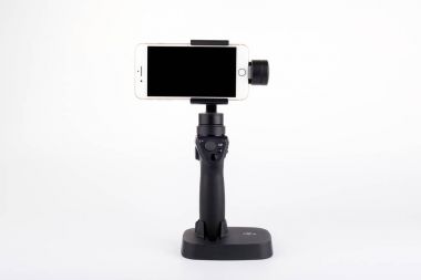 Riga, Letonya - 3 Temmuz 2017: Yeni ile DJI indeks işlem Osmo cep gimbal stand ile altın iphone 7 smartphone için artı