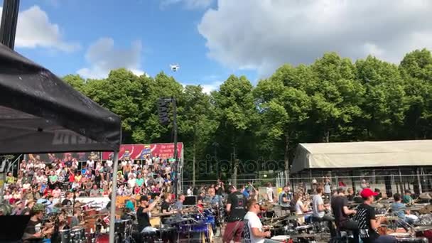 Riga, Letland - 9 juli 2017: Baltische trommel top — Stockvideo
