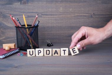 güncelleştirme. Koyu arka plan üzerinde ahşap harfler