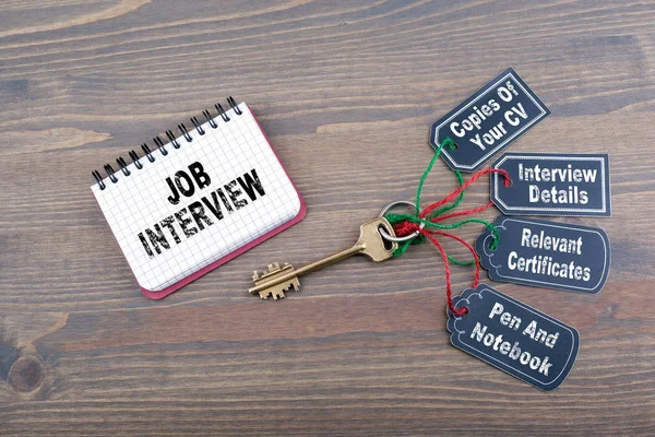 Conceito de preparação de entrevista de trabalho. A chave para o sucesso em uma mesa de escritório de madeira — Fotografia de Stock