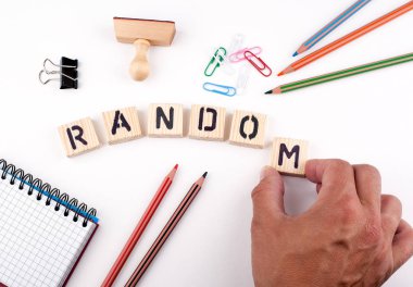 Rasgele kavramı. Beyaz bir arka plan üzerinde ahşap harfler