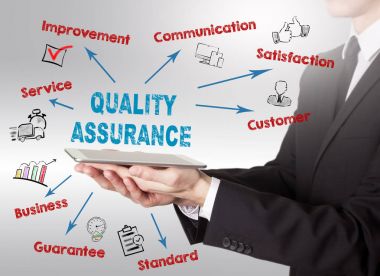 Kalite güvencesi kavramı, bir tablet bilgisayar tutan genç adam