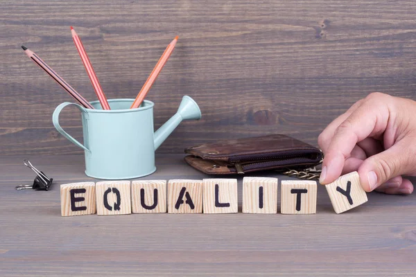 Concepto de igualdad. letras de madera sobre fondo oscuro —  Fotos de Stock