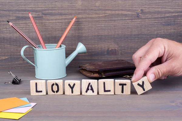 Loyalität. Holzbuchstaben auf dunklem Hintergrund — Stockfoto