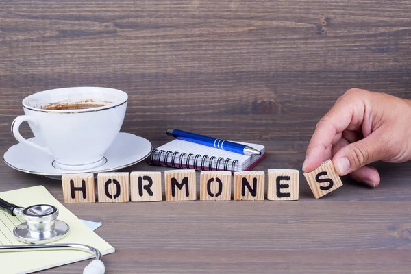 Hormoner. Trä bokstäver på mörk bakgrund — Stockfoto