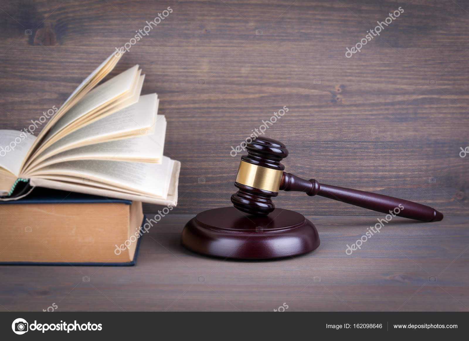 Gavel en bois et livres en arrièreplan. Droit et justice concept image