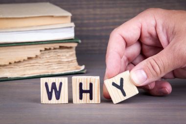 Neden. Koyu arka plan üzerinde ahşap harfler