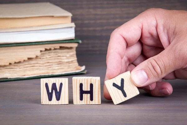 Neden. Koyu arka plan üzerinde ahşap harfler