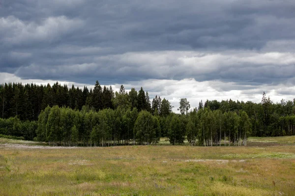 Fırtına bulutları kırsal kesimde
