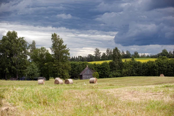 Fırtına bulutları kırsal kesimde