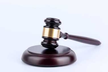 Beyaz bir arka plan üzerinde tahta tokmak. Hukuk ve adalet kavramı