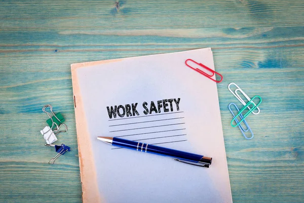 Concepto de seguridad laboral. Cuaderno sobre un fondo verde brillante. Accesorios de papelería de oficina — Foto de Stock