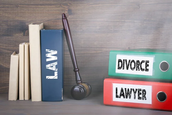 Διαζύγιο και δικηγόρος έννοια. Ξύλινο σφυρί και βιβλία στο παρασκήνιο — Φωτογραφία Αρχείου