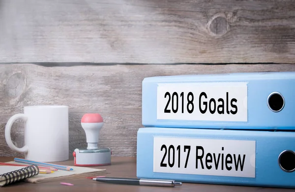 Revisión 2017 y objetivos de 2018. Dos carpetas en el escritorio de la oficina. Contexto empresarial —  Fotos de Stock