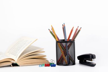 Bir durumda beyaz arka plan üzerinde renkli kalemler