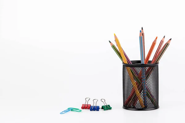 Lápis coloridos em um caso no fundo branco — Fotografia de Stock