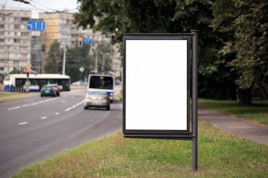 Şehir sokak üzerinde boş Billboard. Taşıma ve insanlar içinde belgili tanımlık geçmiş