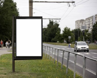 Şehir sokak üzerinde boş Billboard. Taşıma ve insanlar içinde belgili tanımlık geçmiş