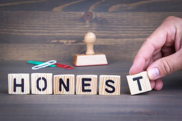 Honesto de letras de madeira sobre fundo de madeira — Fotografia de Stock