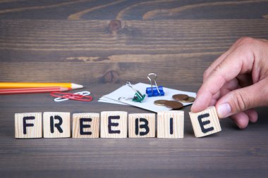 Freebie. Koyu arka plan üzerinde ahşap harfler