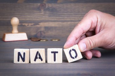 Ahşap arka plan üzerinde ahşap harfler NATO'dan