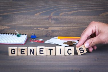 Genetik. Koyu arka plan üzerinde ahşap harfler