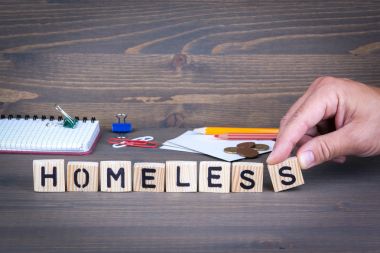 Evsiz. Koyu arka plan üzerinde ahşap harfler