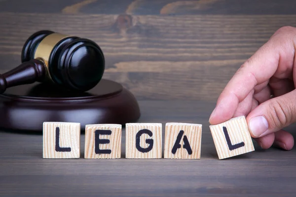 Direito legal conceito, martelo na mesa de madeira — Fotografia de Stock