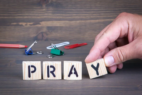 Προσευχήσου. Ξύλινα γράμματα σε σκούρο φόντο — Φωτογραφία Αρχείου