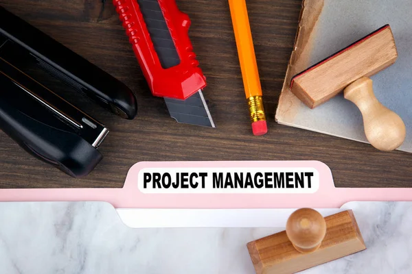 Projektmanagement-Konzept. Ordnerregister auf einem dunklen Holztisch — Stockfoto