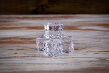 Ahşap arka plan üzerinde soğuk buz parçaları