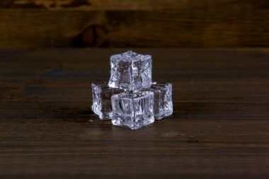 Ahşap arka plan üzerinde soğuk buz parçaları