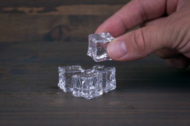 Ahşap arka plan üzerinde soğuk buz parçaları