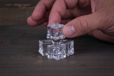 Ahşap arka plan üzerinde soğuk buz parçaları