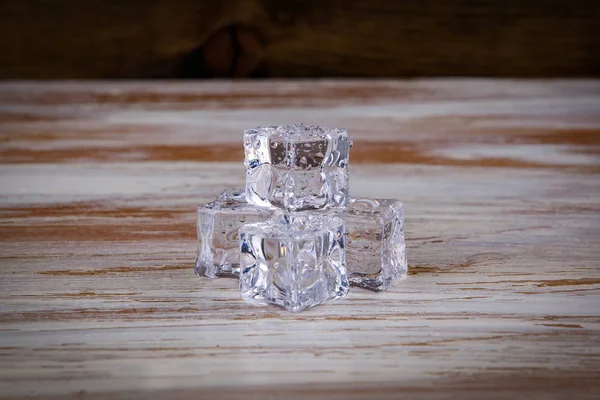 Ahşap arka plan üzerinde soğuk buz parçaları