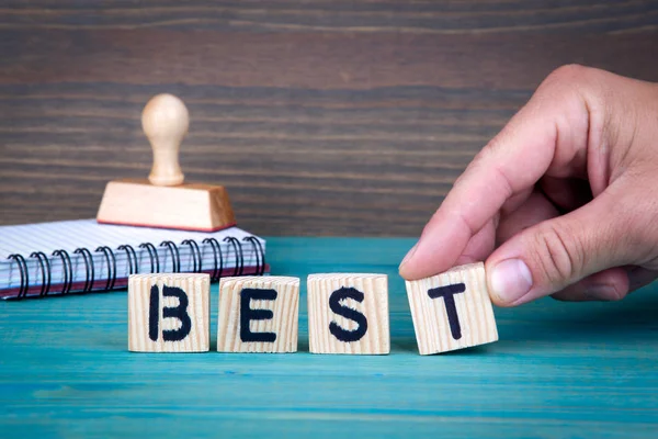 En iyisi. Ahşap mektup ofis masasında bilgilendirici ve iletişim arka plan