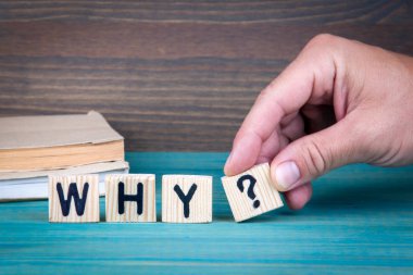 Neden. Ahşap mektup ofis masasında bilgilendirici ve iletişim arka plan