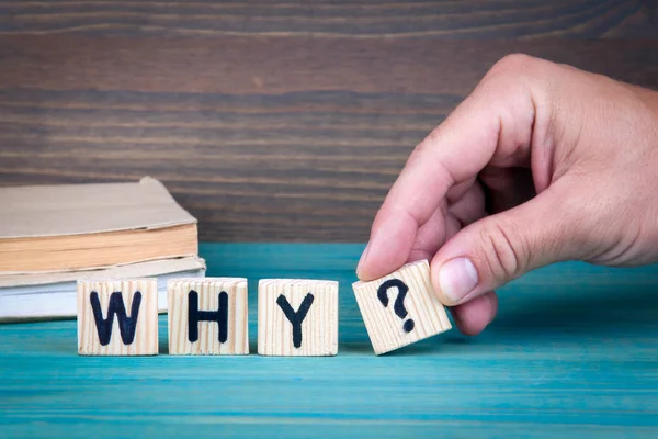 Neden. Ahşap mektup ofis masasında bilgilendirici ve iletişim arka plan